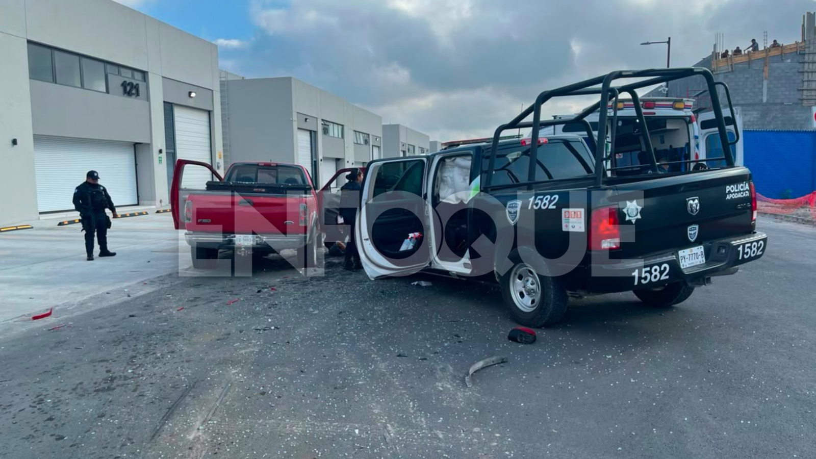 Choca patrulla tras causar destrozos en plaza comercial en Apodaca
