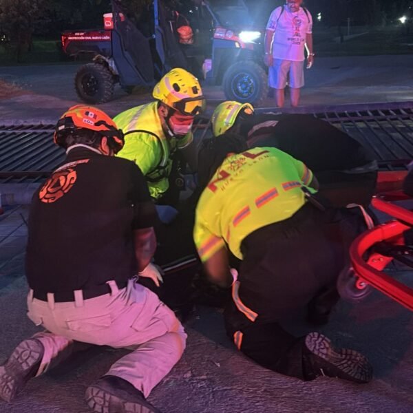 Portón colapsa durante ingreso al Fan Fest en Fundidora; hay varios lesionados