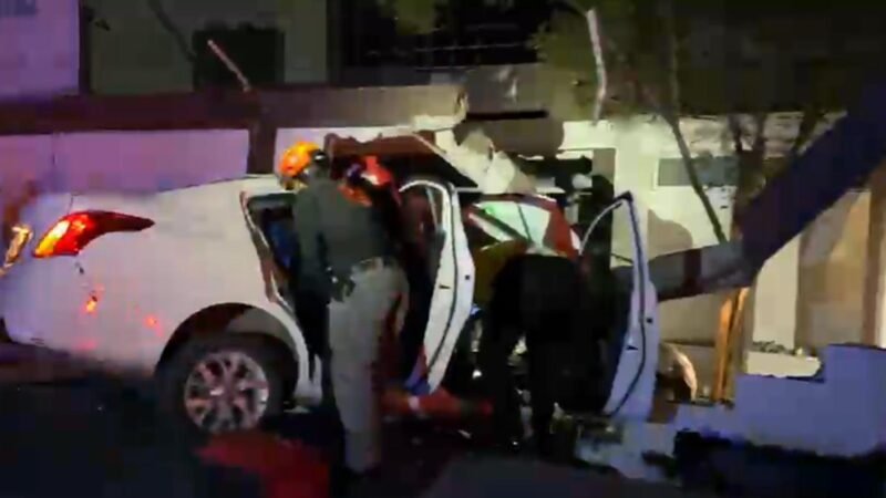 Choca Taxi de aplicación contra barda en Monterrey