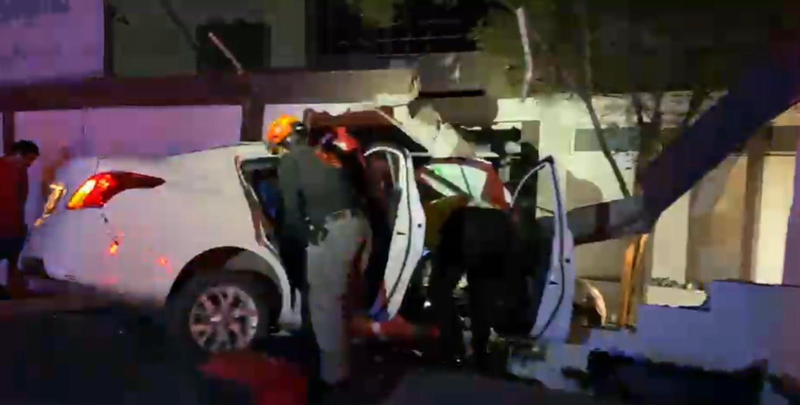 Choca Taxi de aplicación contra barda en Monterrey