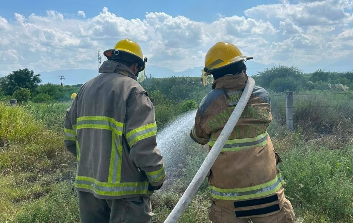 Controlan incendio en predio de Linares
