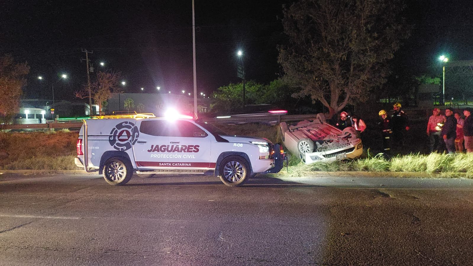 Deja volcadura una mujer lesionada en la carretera Monterrey-Saltillo
