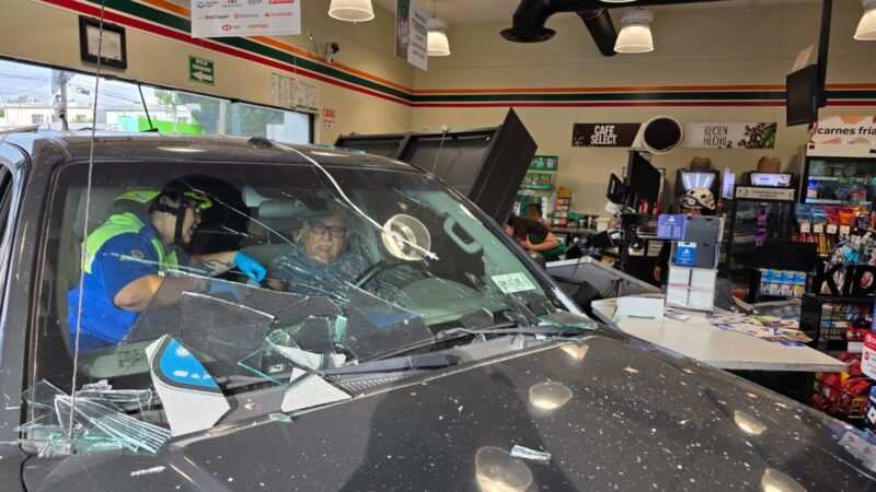 Se estrella camioneta contra 7 Eleven en San Nicolás