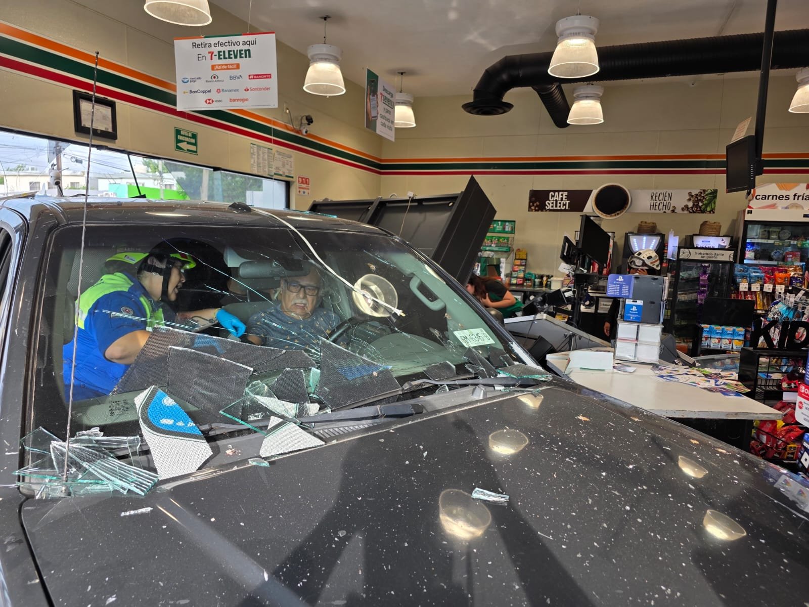Se estrella camioneta contra 7 Eleven en San Nicolás