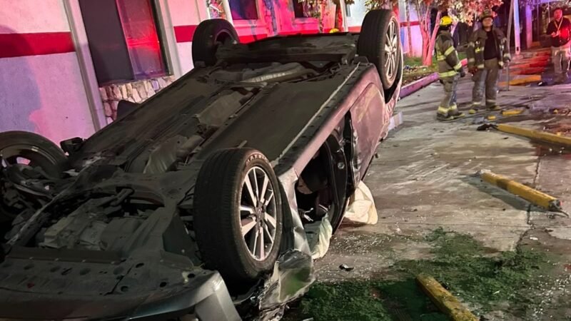 Queda conductor atrapado tras volcadura en Constitución