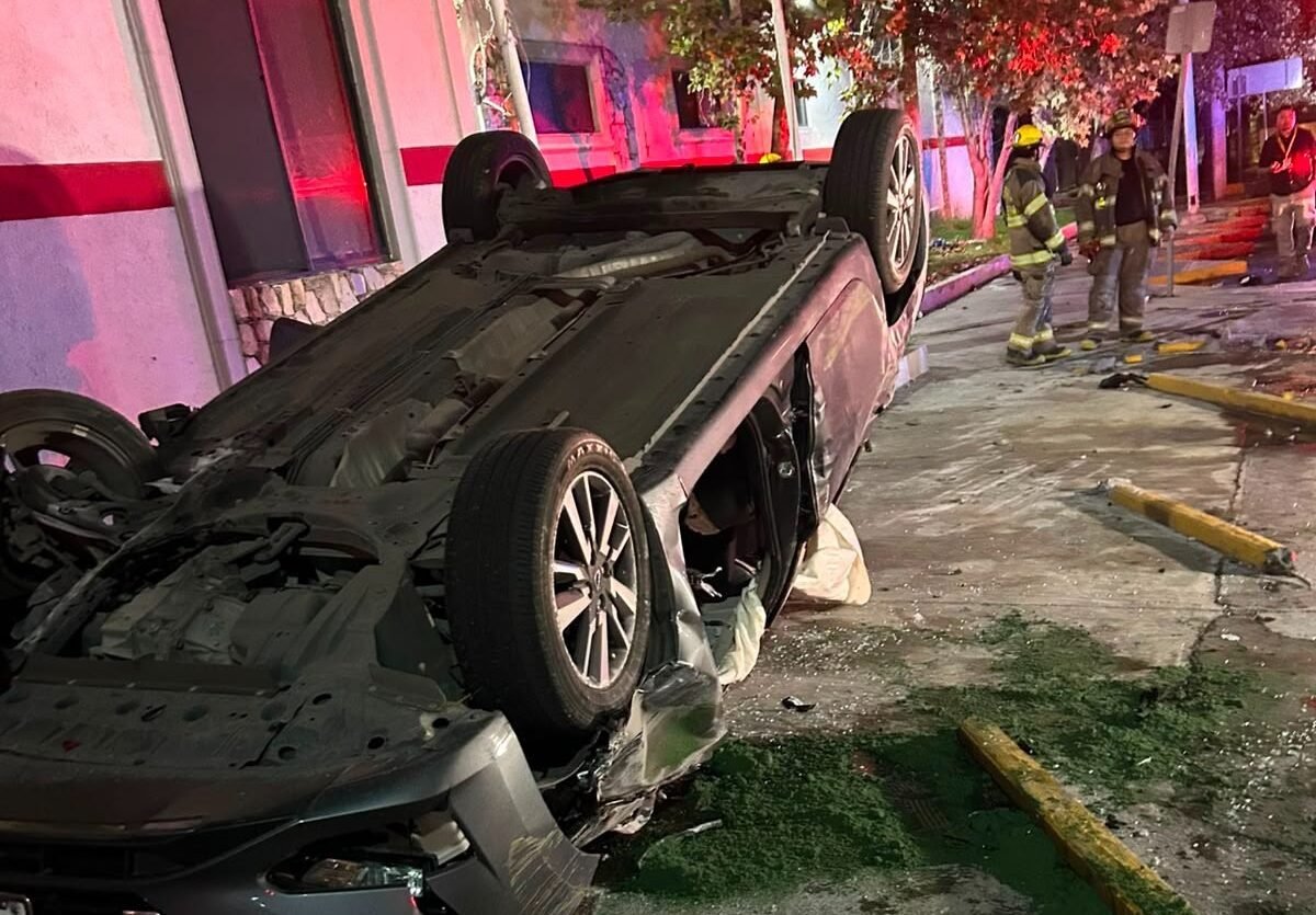 Queda conductor atrapado tras volcadura en Constitución