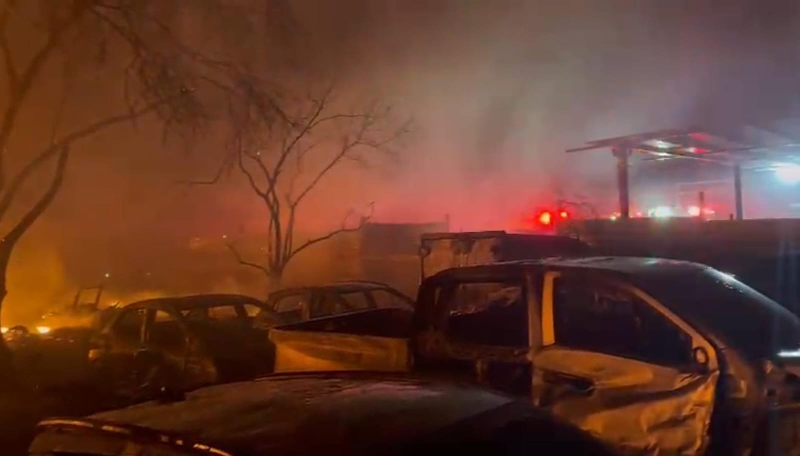 Consume incendio en tarimera de Apodaca ocho vehículos