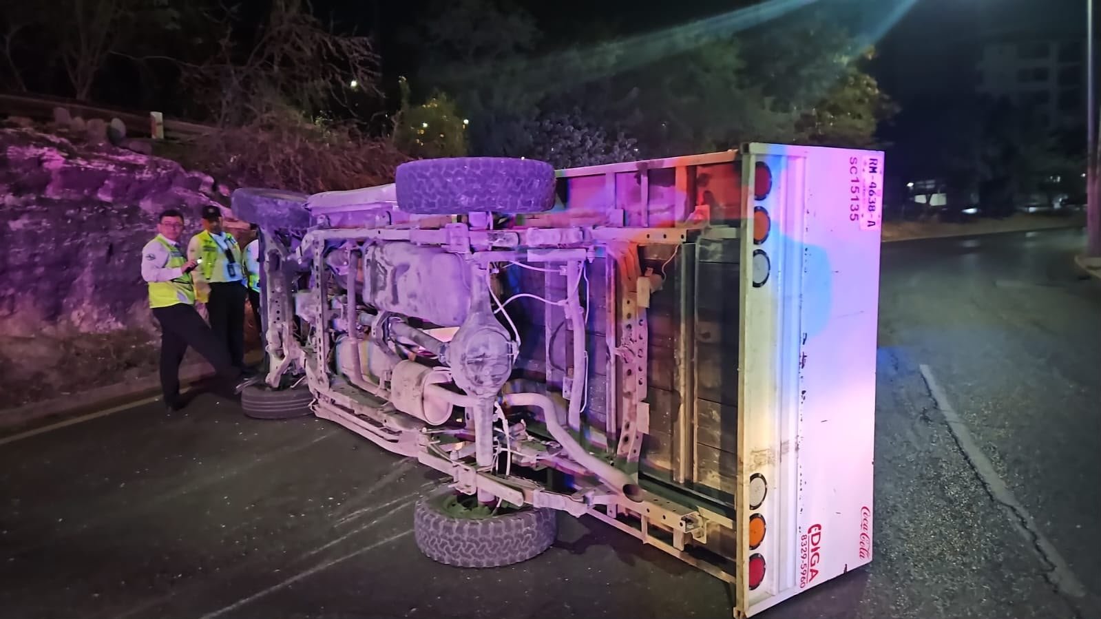 Vuelca camioneta de empresa refresquera en San Jerónimo