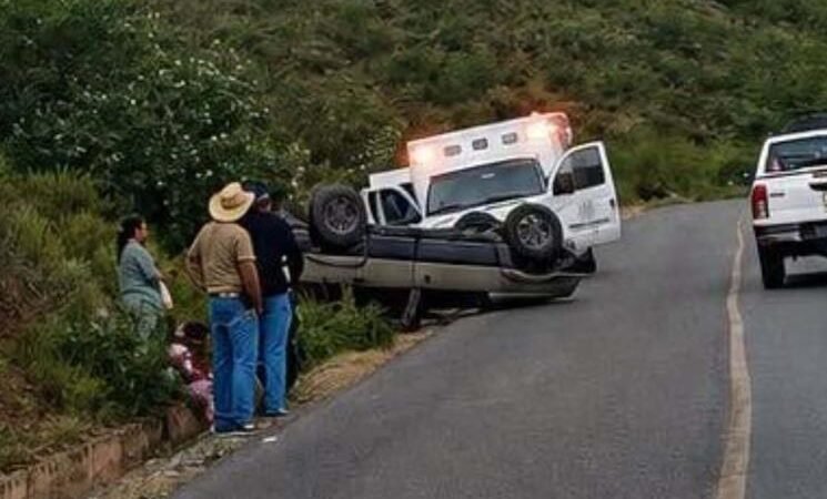 Vuelca Familia en carretera de Aramberri