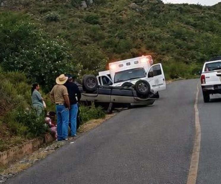 Vuelca Familia en carretera de Aramberri