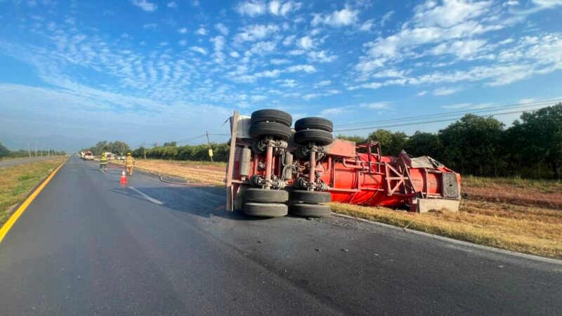 Vuelca pipa con gasolina en la Carretera Nacional