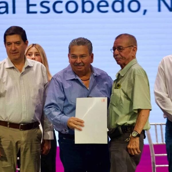 Entrega Escobedo escrituras libres de gravamen