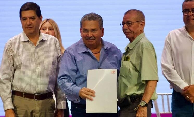Entrega Escobedo escrituras libres de gravamen