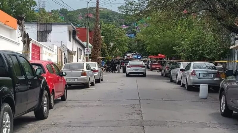 Atacan a balazos a conductor de taxi en la colonia Independencia