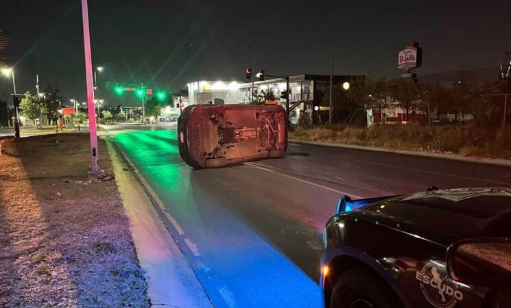 Queda conductor prensado tras choque con tráiler en El Carmen