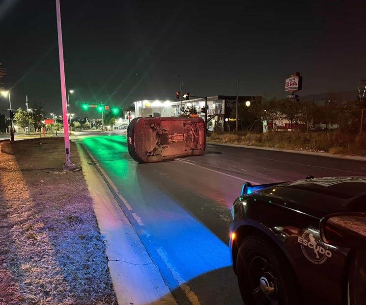 Queda conductor prensado tras choque con tráiler en El Carmen