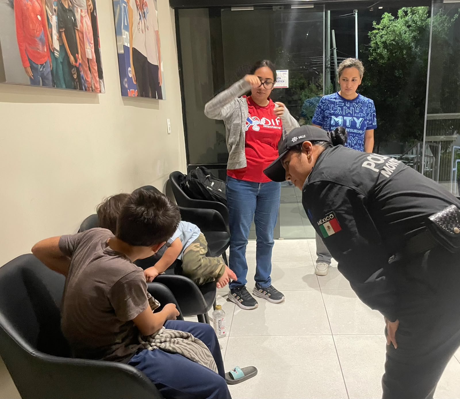 Rescatan a dos niños abandonados en Monterrey