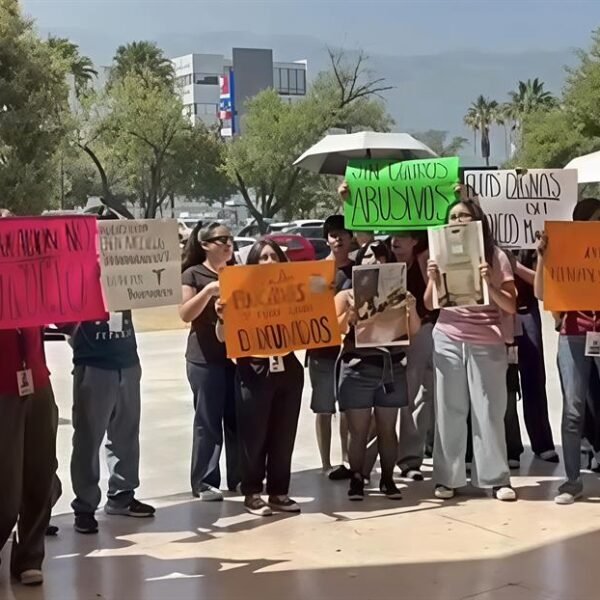 Protestan estudiantes por cobros académicos en Medicina