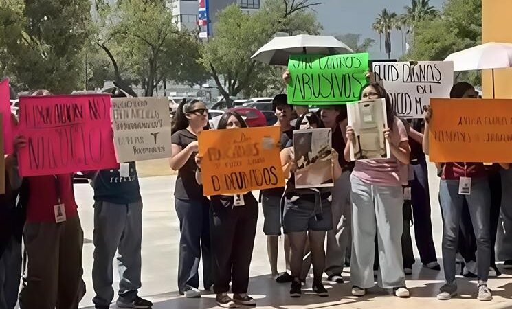 Protestan estudiantes por cobros académicos en Medicina