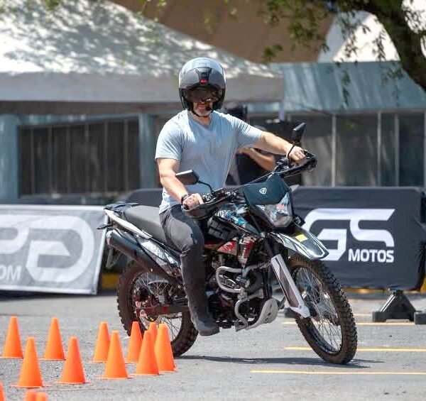 Impulsa Adrián conducción segura para motociclistas