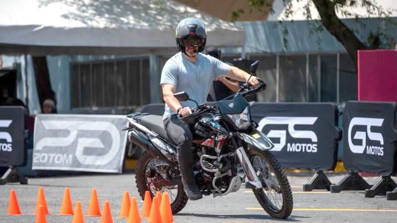 Impulsa Adrián conducción segura para motociclistas