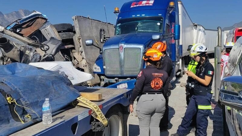 Choque de tráileres deja cuatro lesionados en la Monterrey-Saltillo
