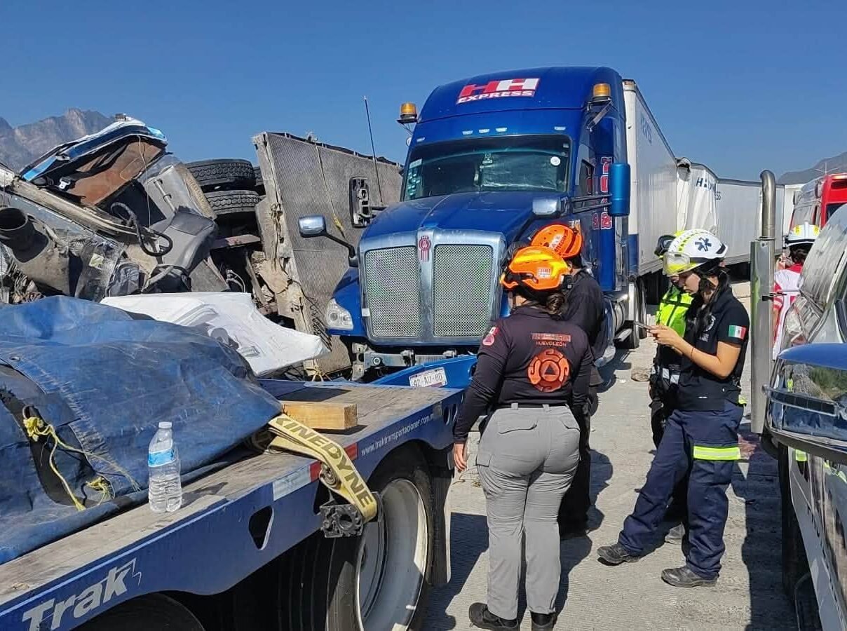 Choque de tráileres deja cuatro lesionados en la Monterrey-Saltillo