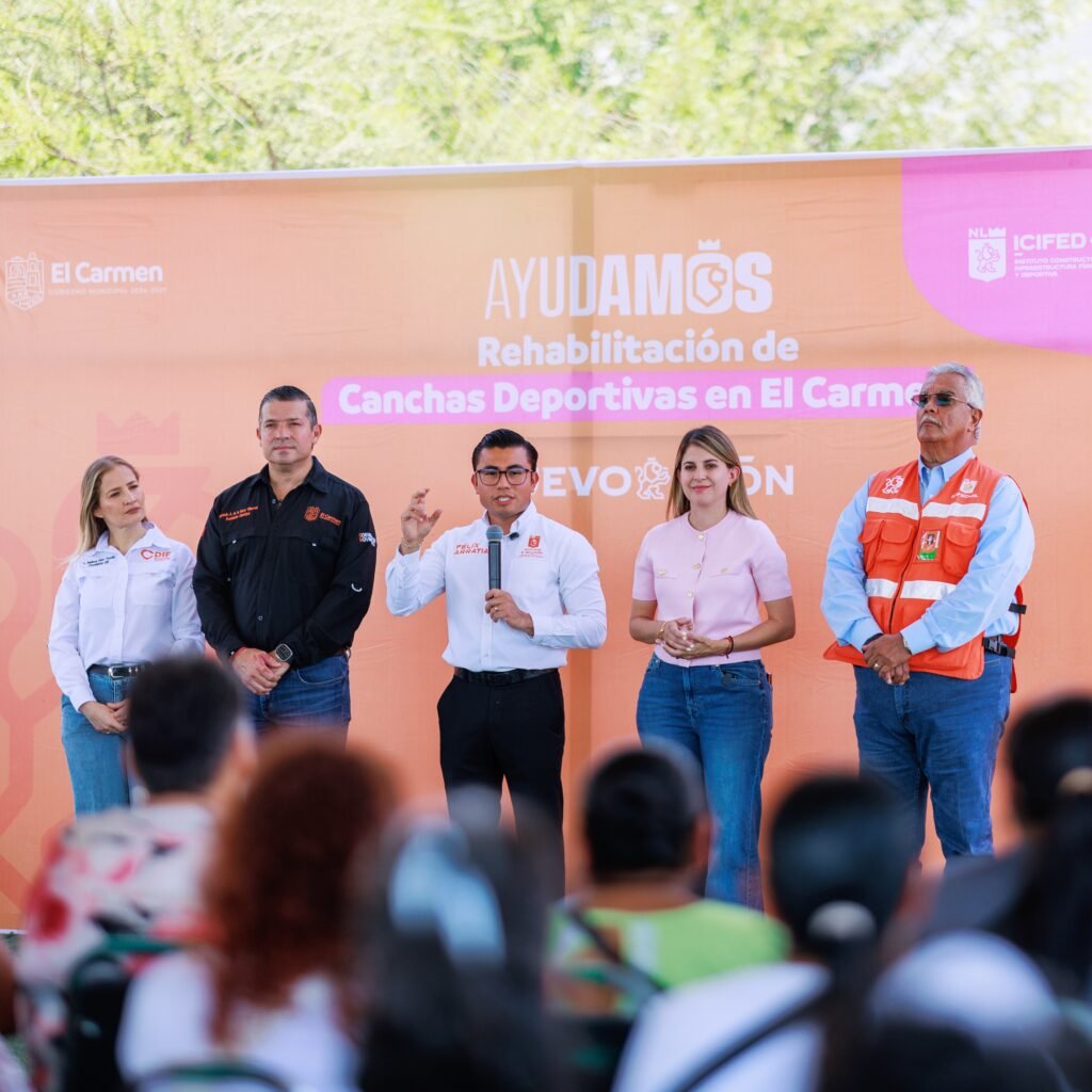 Félix Arratia en El Carmen, junto al alcalde Gerardo de la Maza Villarreal y la presidenta del DIF municipal, Melissa Díaz Treviño