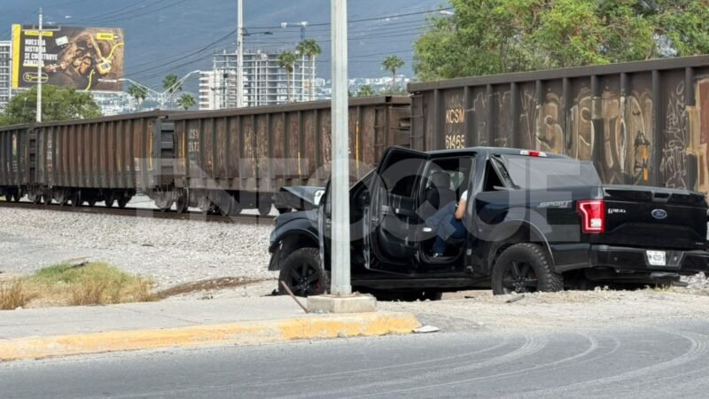 Conductora intenta ganar paso al tren en Santa Catarina