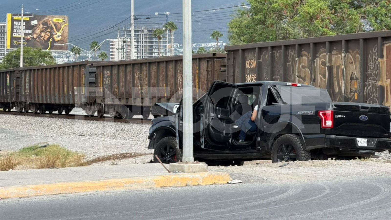 Conductora intenta ganar paso al tren en Santa Catarina