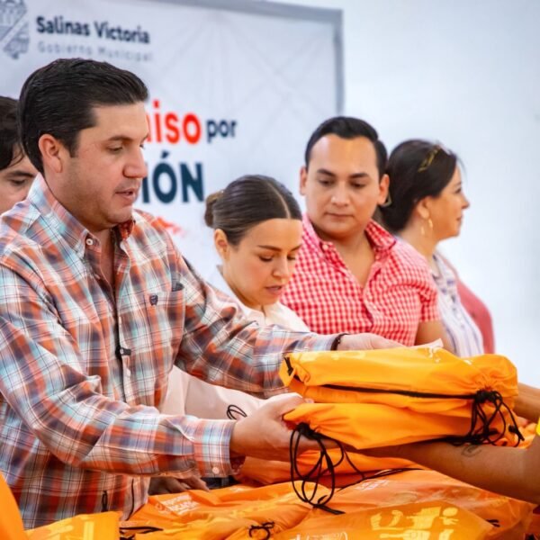 Salinas Victoria entrega kits escolares gratuitos para apoyar a familias y estudiantes