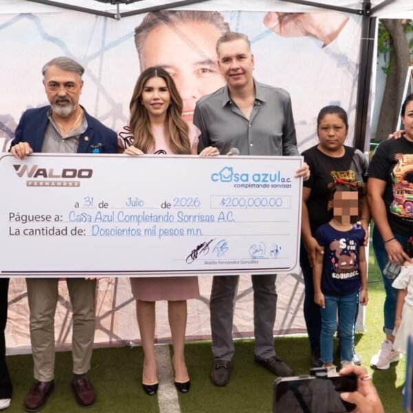 Dona Waldo 200 mil pesos a Casa Azul