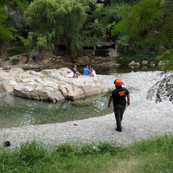 Evacúan parques de Guadalupe por lluvias intensas