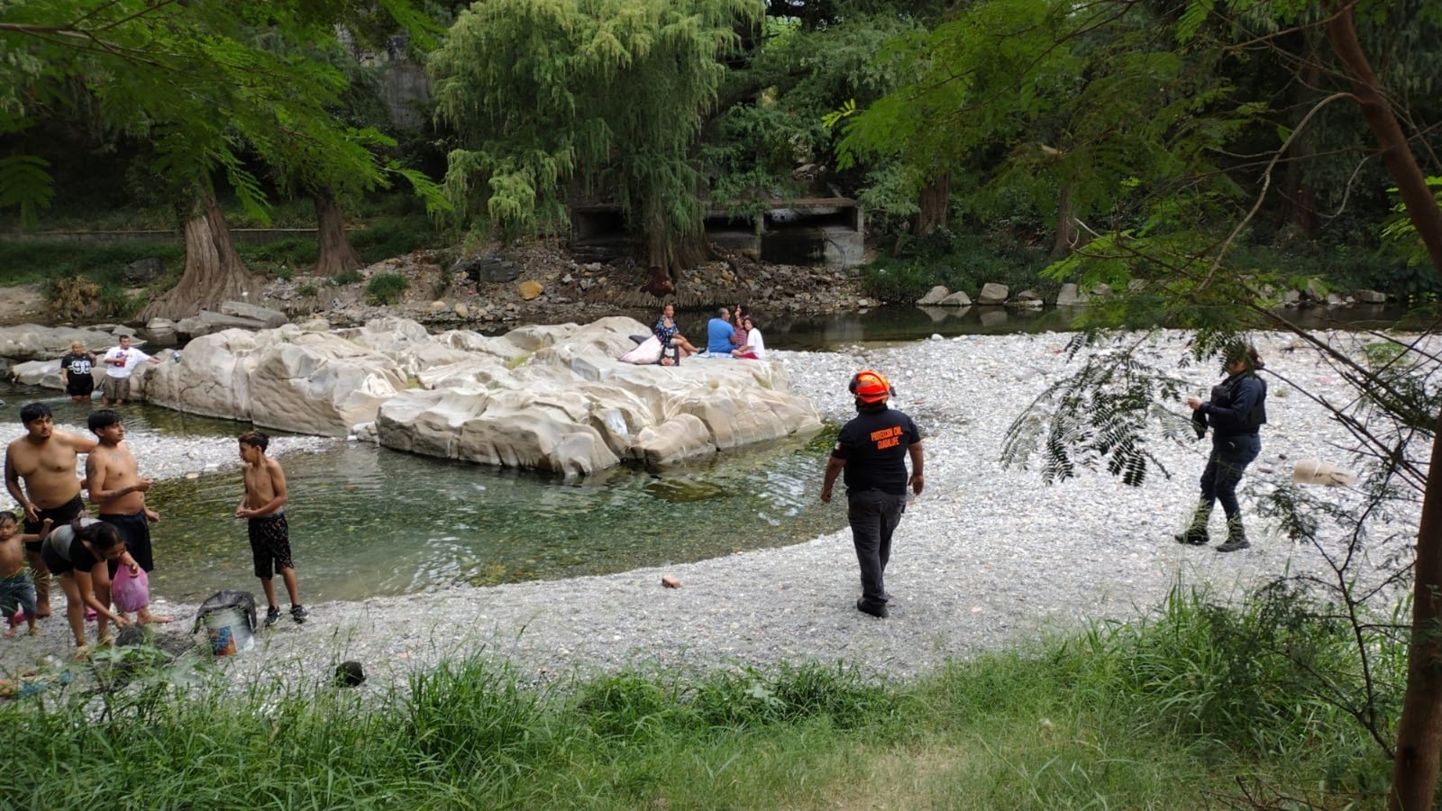 Evacúan parques de Guadalupe por lluvias intensas