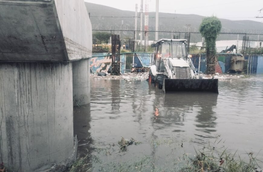 Lluvias dejan inundaciones y rescates en Monterrey