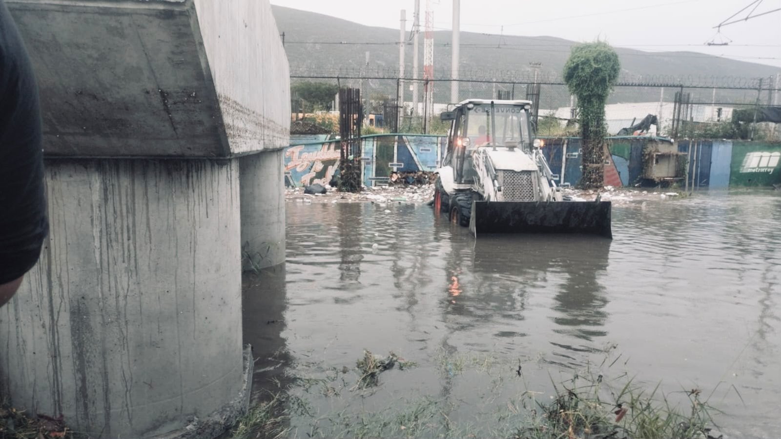 Lluvias dejan inundaciones y rescates en Monterrey
