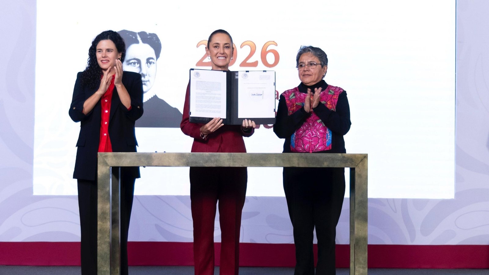 Firma Sheinbaum decreto para reforzar la transparencia