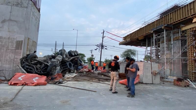 Tráiler vuelca junto a columna de la Línea 6