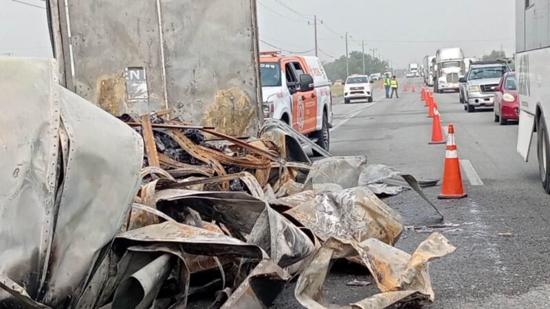 Se incendia caja de tráiler en el Libramiento Noroeste, en Escobedo