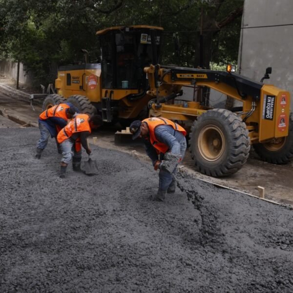 Guadalupe pavimenta calles de Rincón de la Sierra