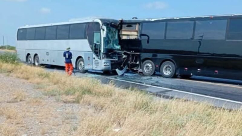Muere chofer en choque de autobuses en Anáhuac