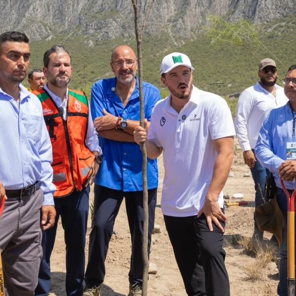 Siembran 2 mil 500 árboles en La Huasteca