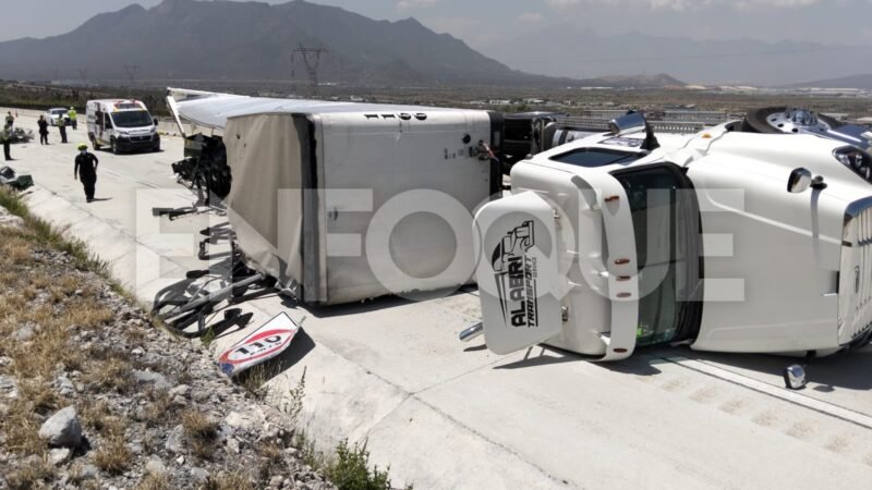 Intenta robar tráiler y termina volcando en la Autopista Monterrey-Saltillo