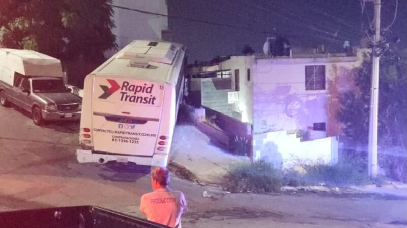 Camión presuntamente robado choca contra vehículos y viviendas en Santa Catarina