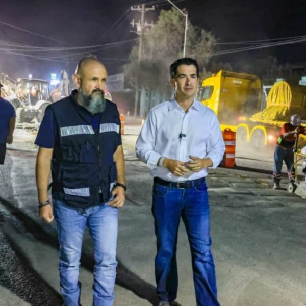 Realiza Monterrey bacheo nocturno en avenida Los Ángeles
