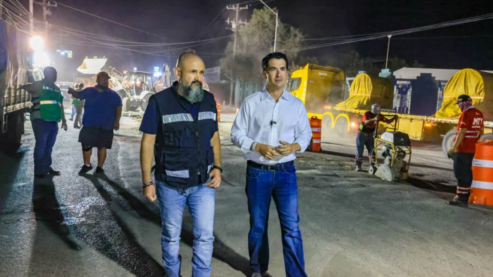 Realiza Monterrey bacheo nocturno en avenida Los Ángeles