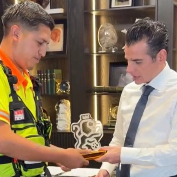 Reconoce Mike a paramédico del CRUM por su labor de auxilio