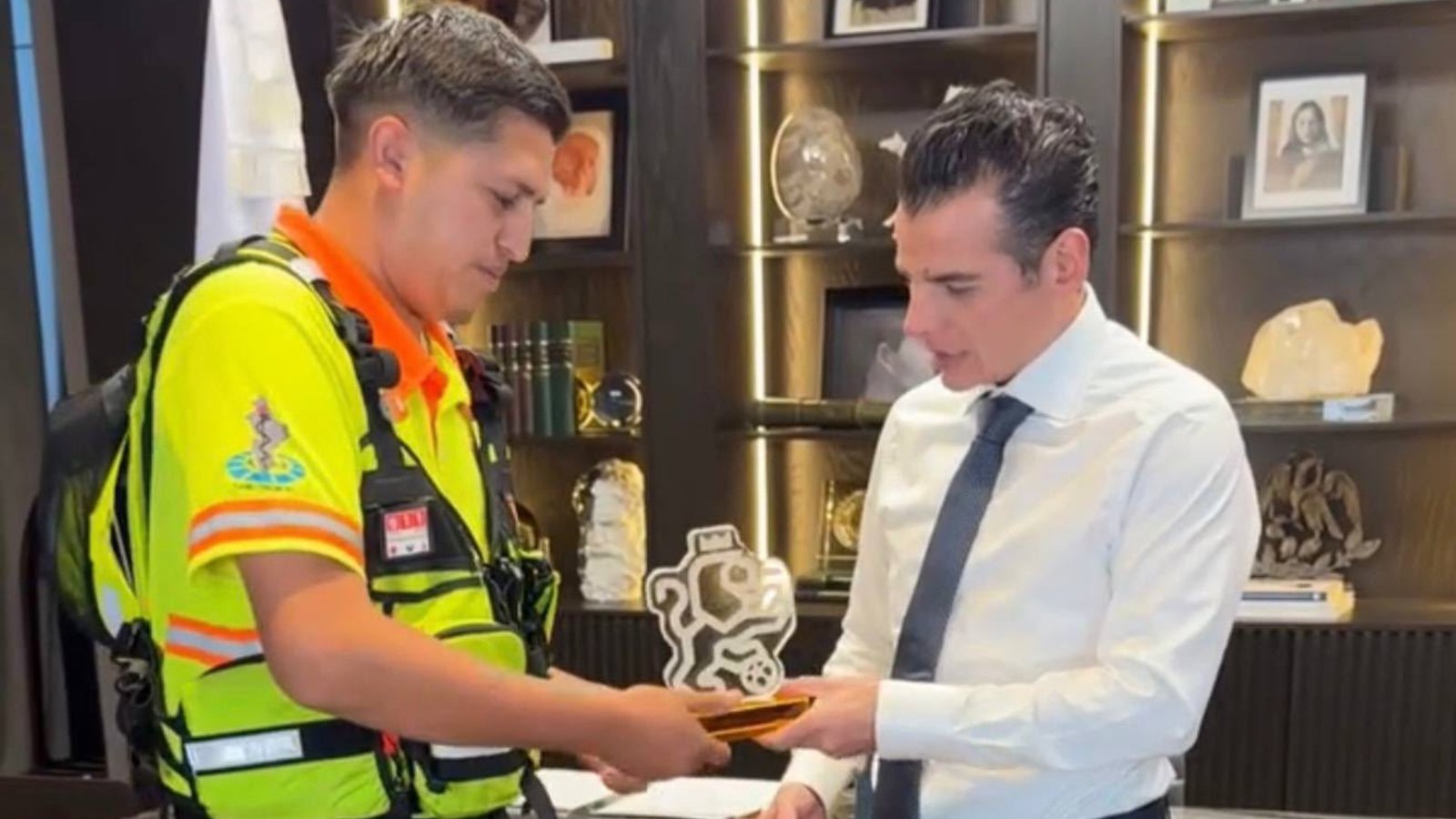 Reconoce Mike a paramédico del CRUM por su labor de auxilio