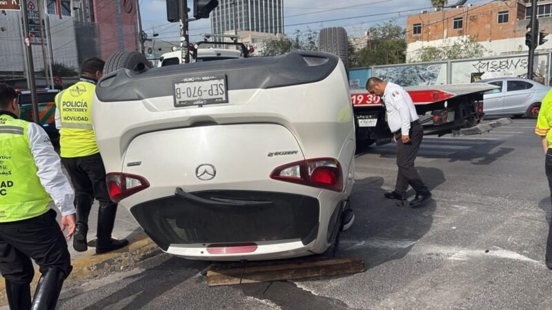 Choque y volcadura deja dos lesionados en el Centro de Monterrey