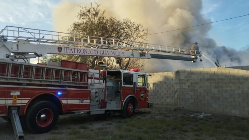 Incendio consume bodega de tarimas en Apodaca